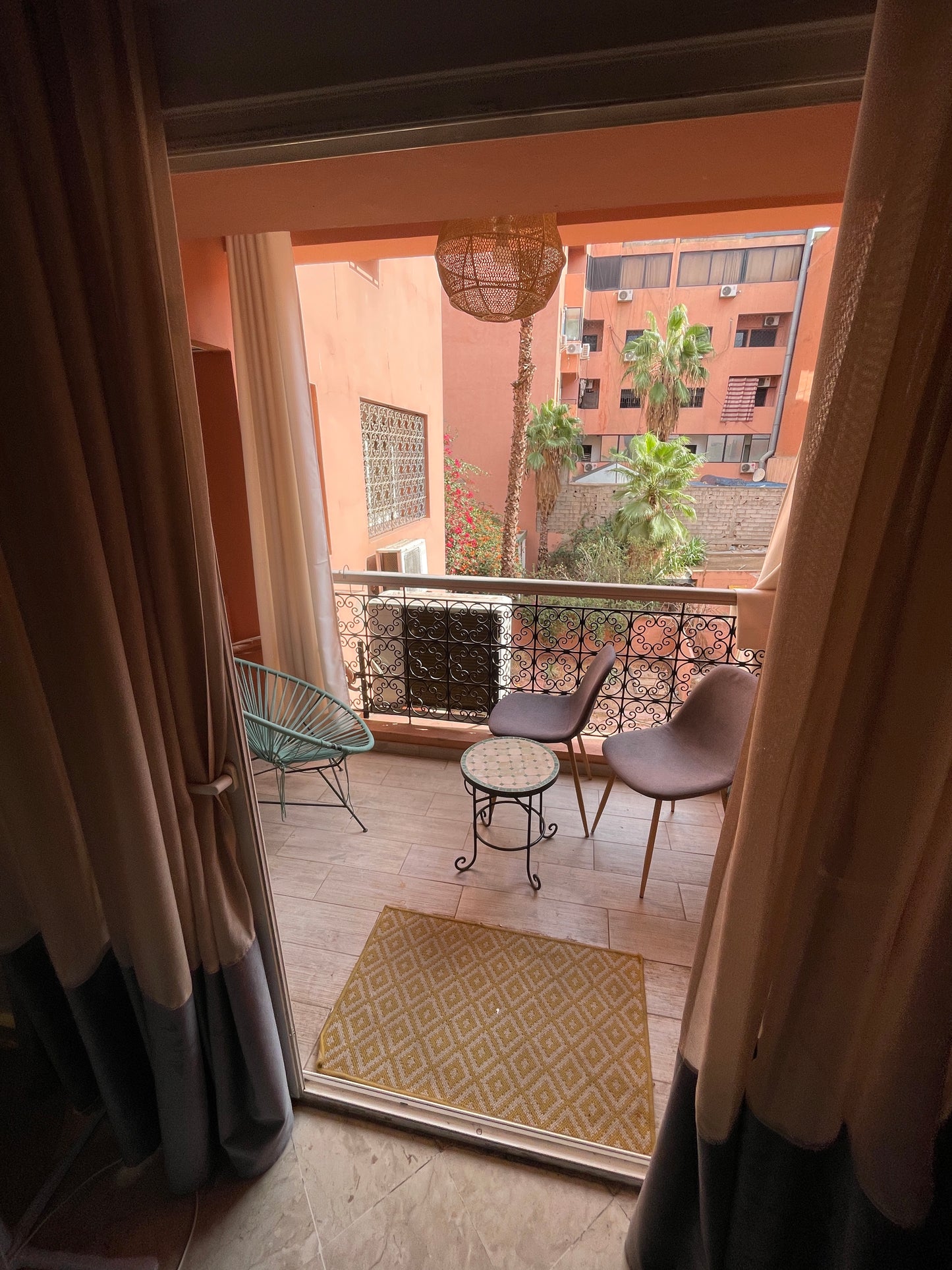 appartement guéliz avec balcon sur cours