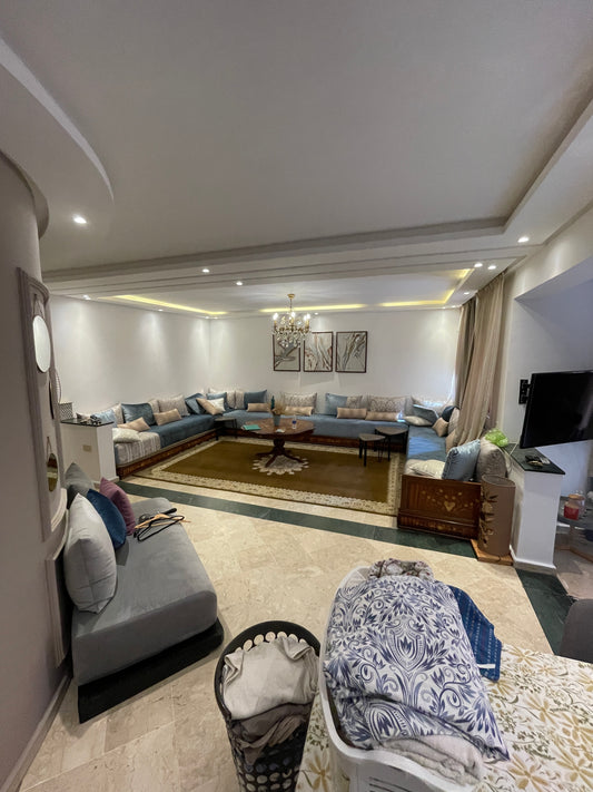 Séjour moderne avec grandes fenêtres – appartement 150 m² Guéliz Marrakech