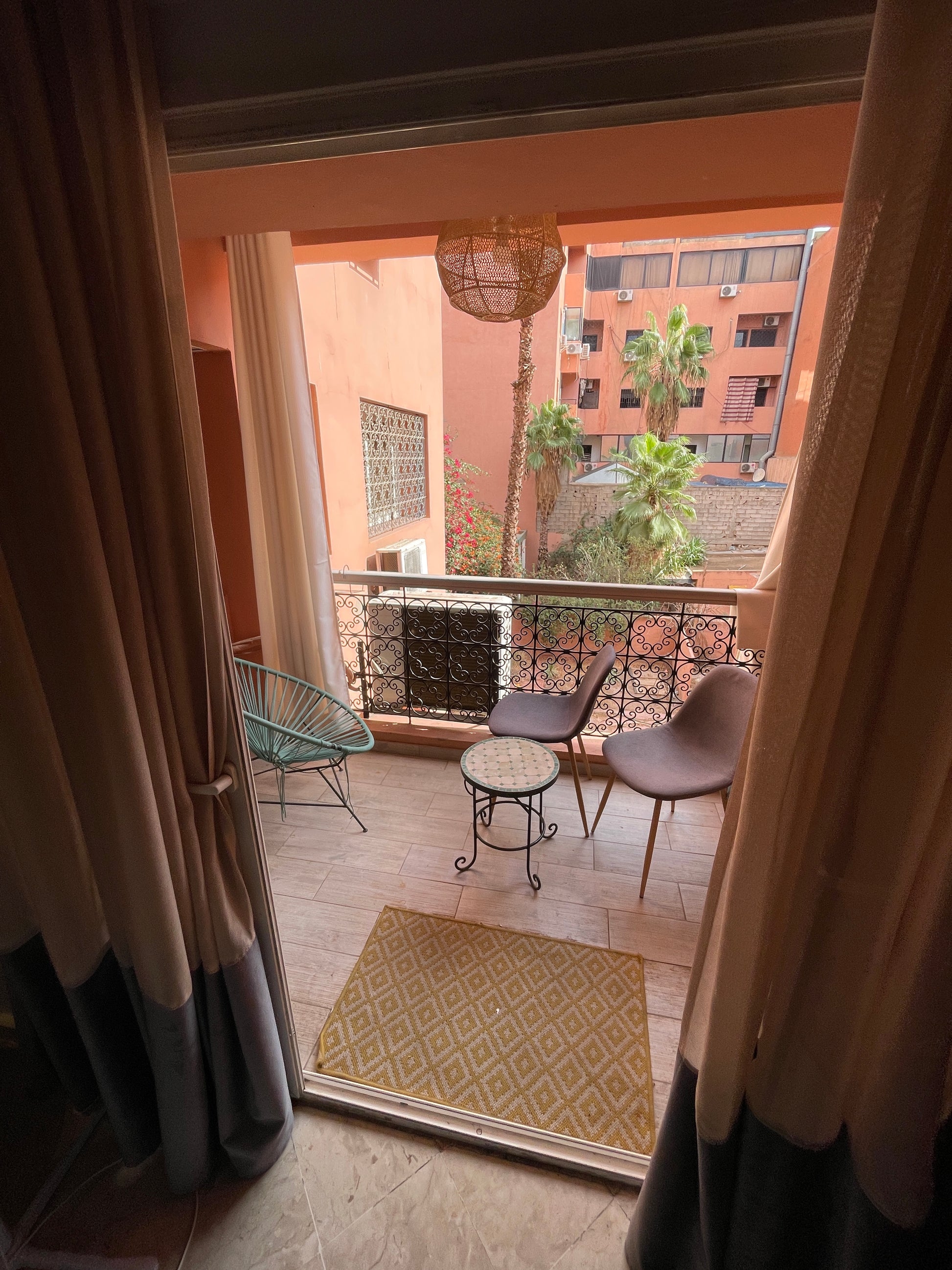 appartement guéliz avec balcon sur cours