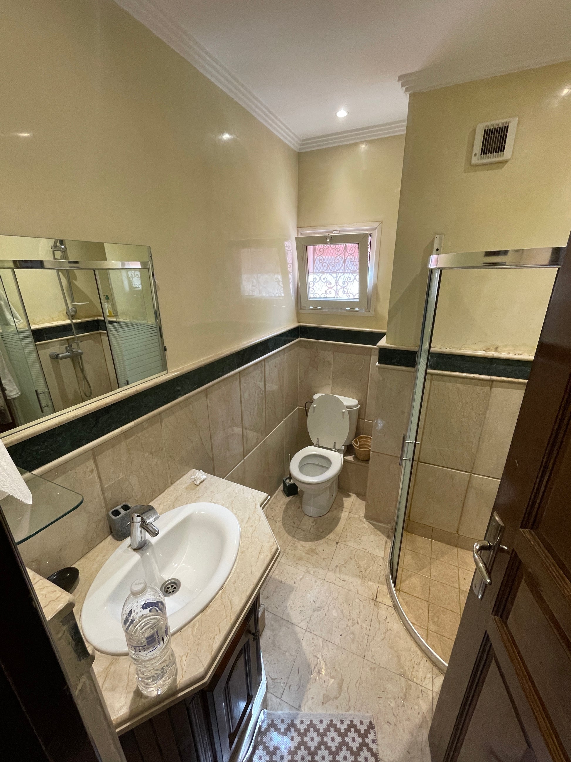 Salle d’eau fonctionnelle – appartement 3 chambres à Guéliz Marrakech